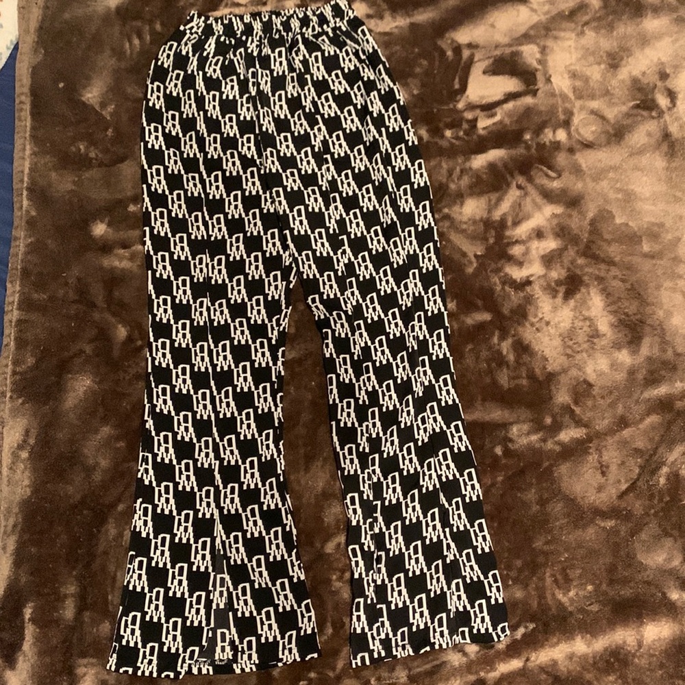 Patterned pants with ankle slits